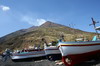 Sicile - Stromboli - Bateaux de pcheurs devant le volcan
